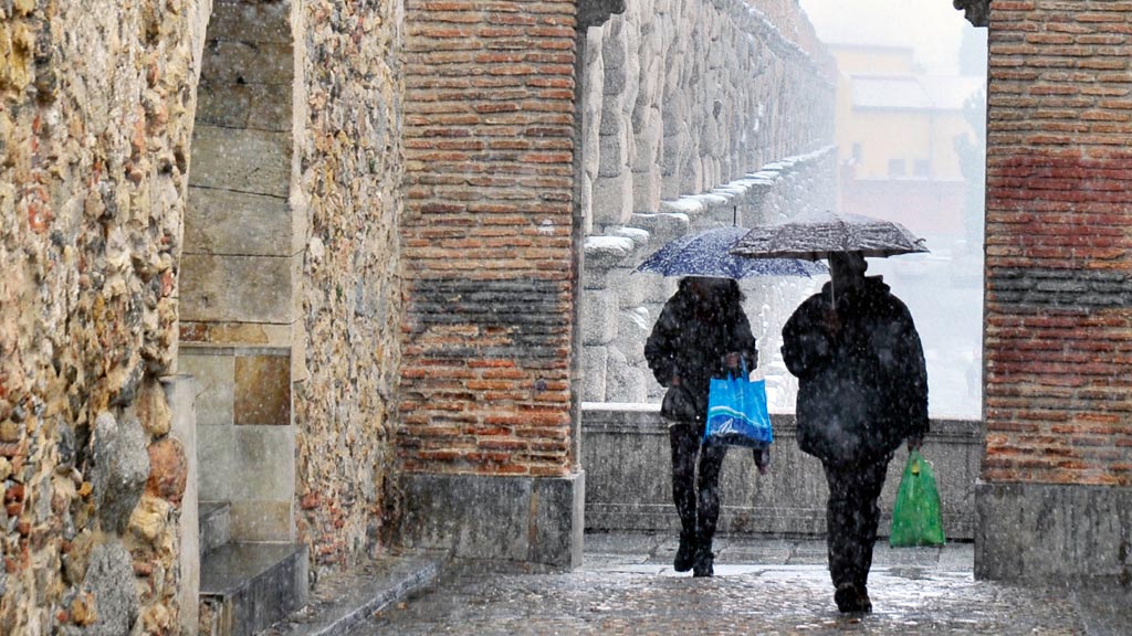 Turistas y seg0vianos se vieron sorprendidos ayer por la mañana por la nieve. / kamarero