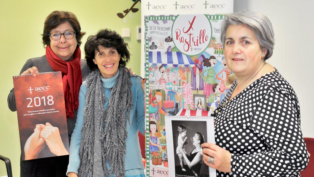 Ana Sanjosé, en el centro, con dos de las mujeres que han colaborado con el calendario. / kamarero