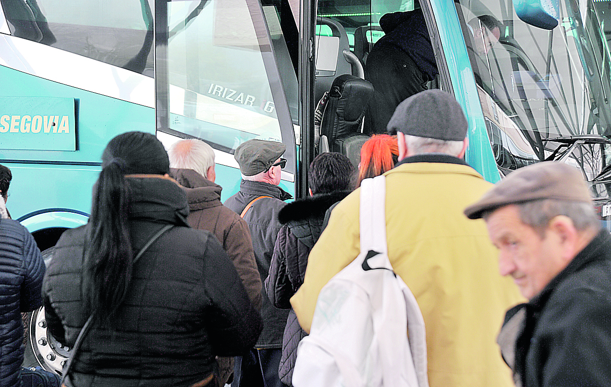 Varios usuarios, accediendo a uno de los autobuses que utilizan la estación de Segovia. / kamarero