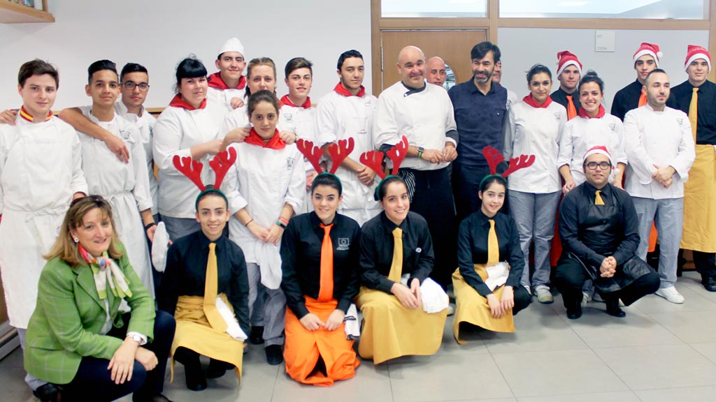 L0s comensales pudieron disfrutar del almuezo ofrecido por el CIFP Felipe VI. / M. G.