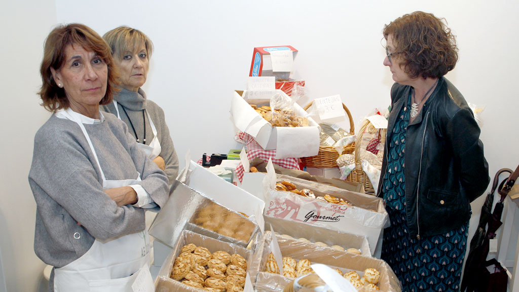 Uno de los puestos del rastrillo benefico de AECC