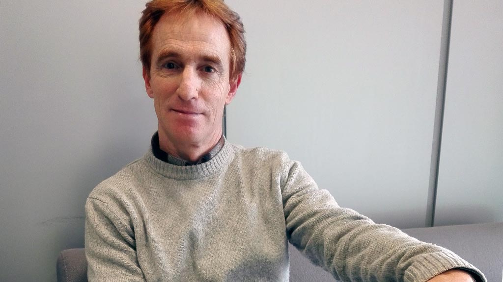 Antonio Marazuela, con un ejemplar de su libro. / el adelantado