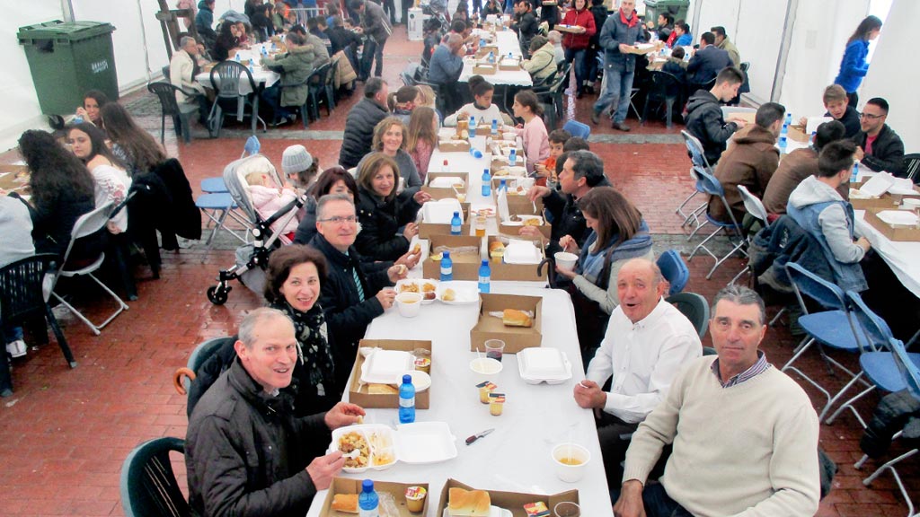 La carpa instalada en la Plaza Mayor se llenó de comensales dispuestos a disfrutar de un rico cocido. / l.m.