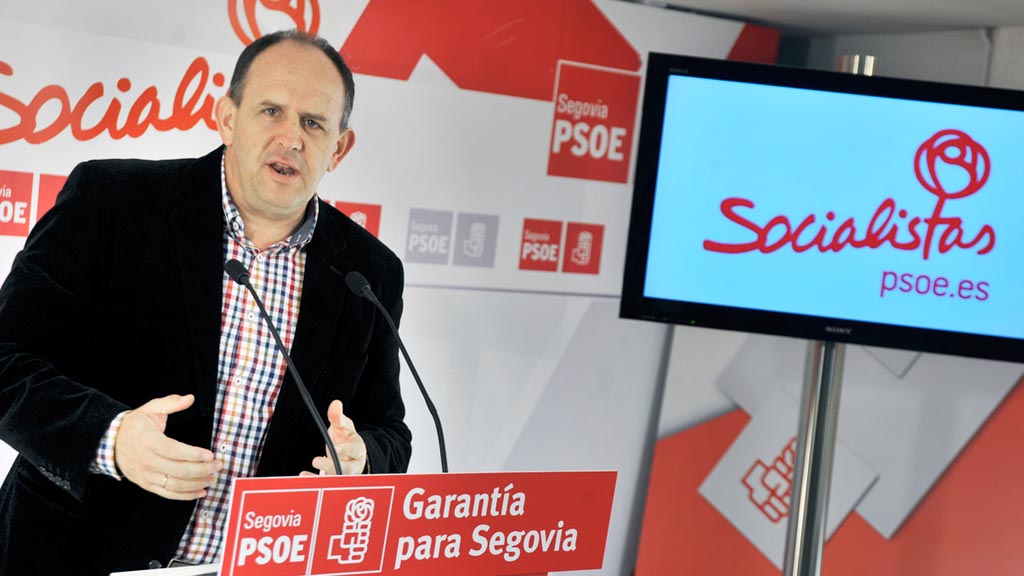 Aceves, en rueda de prensa. / Kamarero.