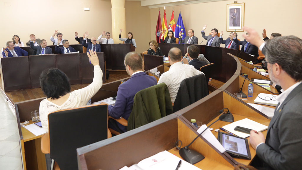 PP y PSOE, votando a favor de los Presupuestos. / E.A.