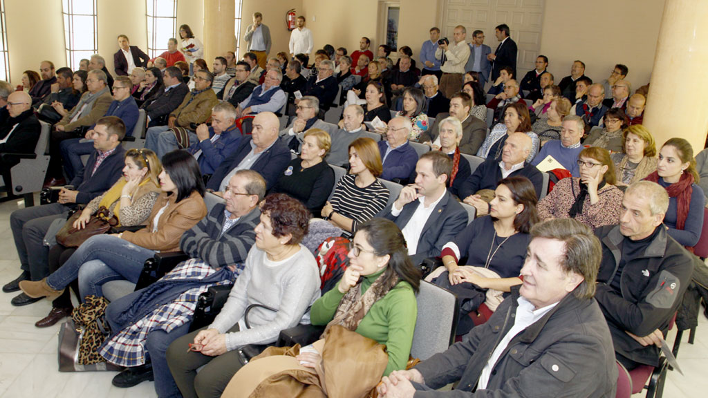 Alcaldes y concejales asistentes a la firma de los convenios en el salón de plenos del Palacio Provincial. / nerea llorente