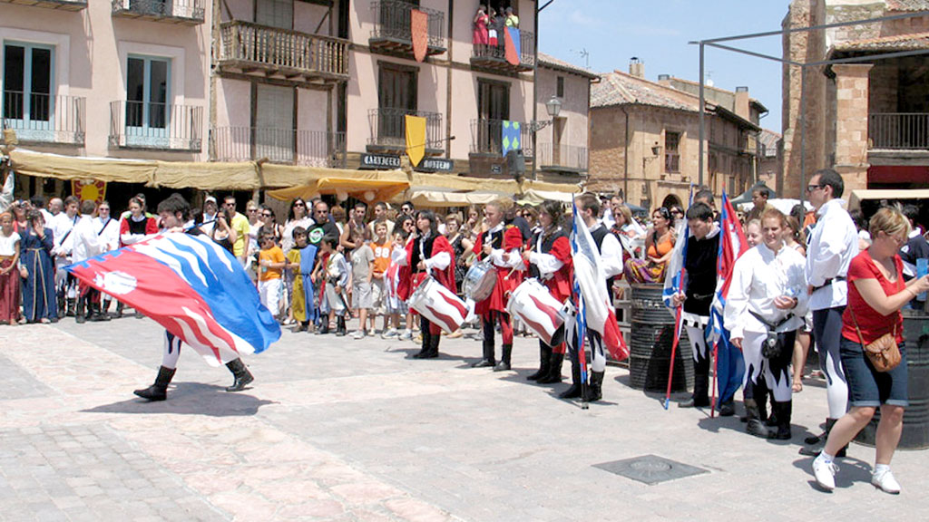 Juego de banderas en un Ayllón Medieval. / Guillermo Herrero