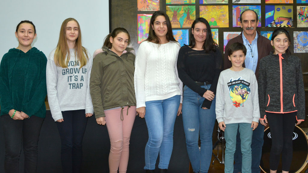 Las alumnas premiadas junto al alcalde de Nava, Juan José Maroto, tras recibir el reconocimiento por su obra. / A. marugán