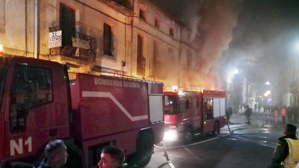 Los bomberos de Segovia y Cantalejo, durante las labores de extinción de las llamas en la tarde del miércoles. / f. d.