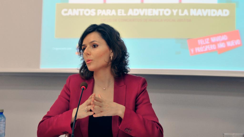 Sara Dueñas, durante la presentación, con el cartel al fondo. / KAMARERO