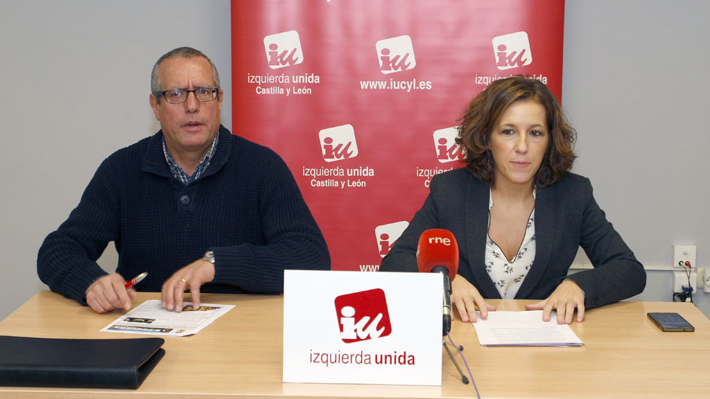 Ladislao González junto a Ana Peñalosa, portavoz adjunta de IU, en la rueda de prensa. / NEREA LLORENTE