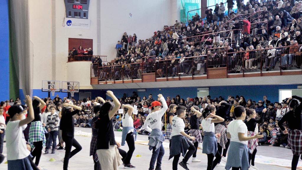 Espíritu solidario en el Frontón Segovia 1 Las gradas del Frontón Segovia se llenaron de alumnos y de padres para ver a los más jóvenes su destreza con las distintas exhibiciones preparadas en torno a la música y a la Educación Física.