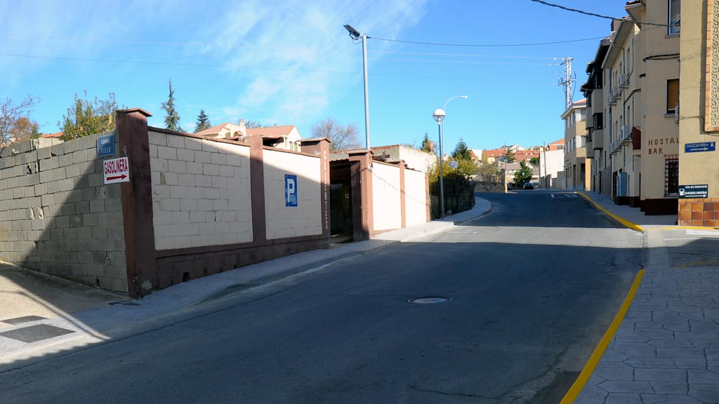 El Ayuntamiento cambiará las luminarias y pondrá mobiliario urbano en las calles. / kamarero