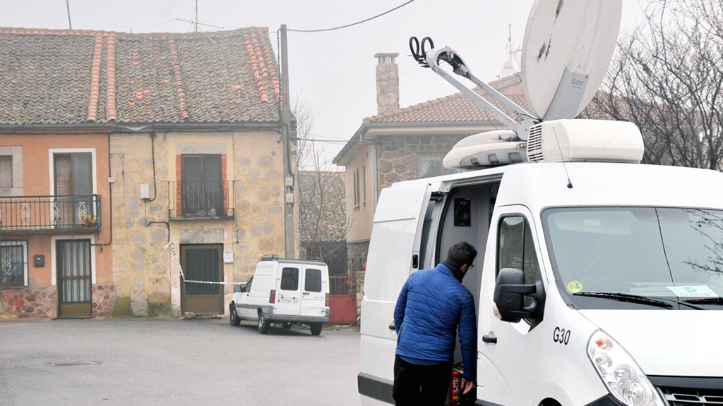 Alguna televisión nacional se acercó a la vivienda precintada en la que se registró el suceso (al fondo). /kamarero