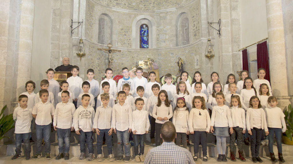 Fuentepelayo suena a villancico 1 Uno de los grupos, durante su actuación en la iglesia de Santa María la Mayor. / el adelantado