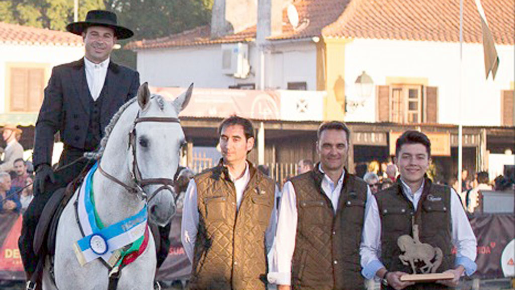 'Homero' hace historia en Portugal 1 ‘Homero’, posando con sus galardones. / el adelantado