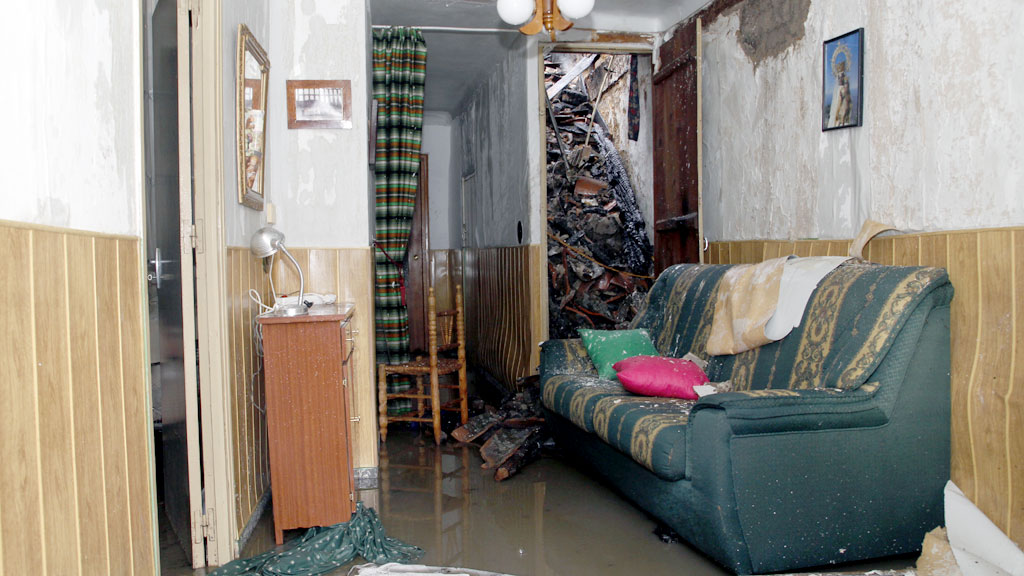 Destrozos provocados por el fuego en una de las casas contigüa a la que se originó el incendio. / NEREA LLORENTE