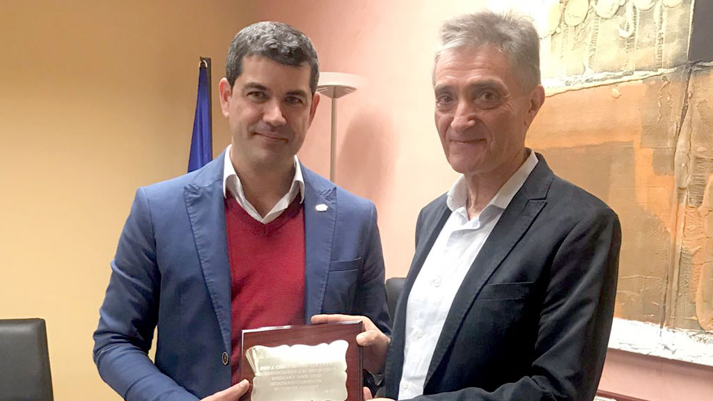 El 'secretario de Valverde' se jubila 1 César García recibió una placa de regalo de manos del alcalde. / el adelantado