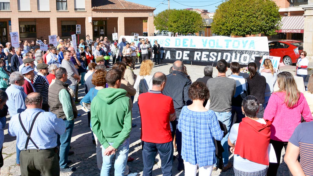 El rechazo a la planta de Aldeanueva llega a las Cortes 1 Una de las concentraciones realizada en la provincia contra la planta de residuos. / el adelantado