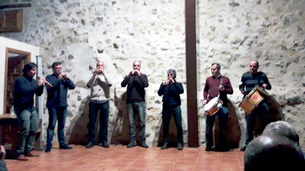 La Colodra celebra sus 30 años con el XII Encuentro de Dulzainas 1 Los dulzaineros, durante su actuación conjunta. / el adelantado