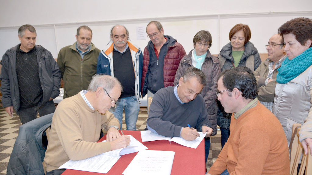 Los responsables de UGT y de ‘La Prote’, durante la firma, en presencia de sus respectivos equipos. /A.marugán