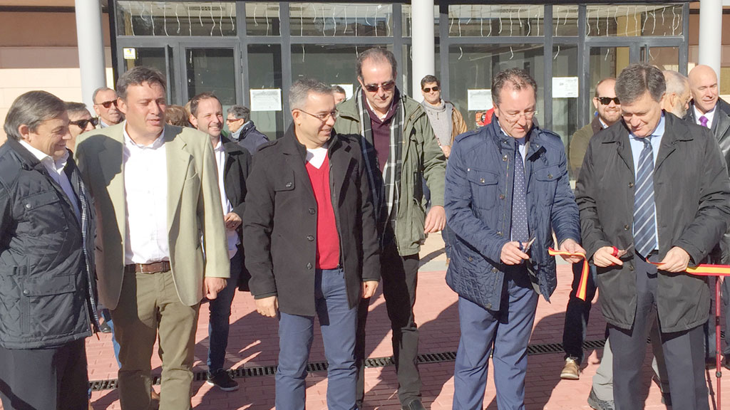 Las autoridades,cortando la bandera. / E.A.