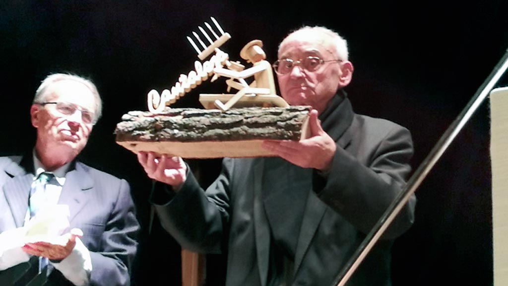 Fuentenebro, con uno de los premios que le entregaron sus paisanos. / E. A.