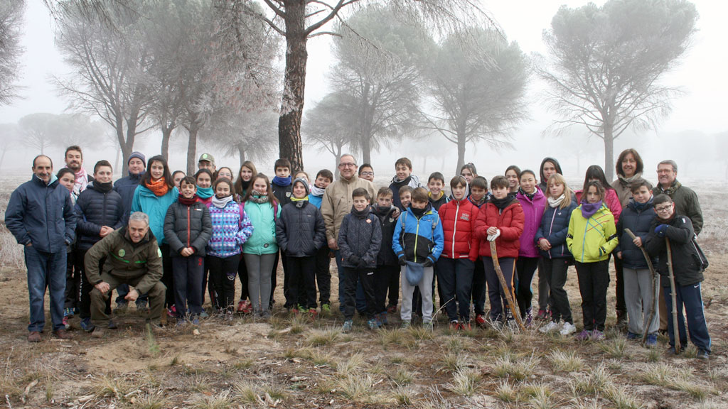 Los alumnos del IES, junto con los agentes medioambientales, autoridades locales y el delegado de la Junta, en el monte ‘Pinar de las Ordas’. / el adelantado