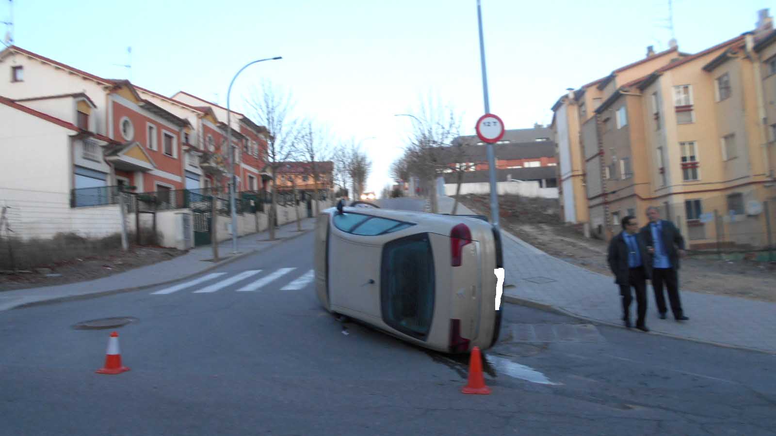 Coche volcado Cuéllar