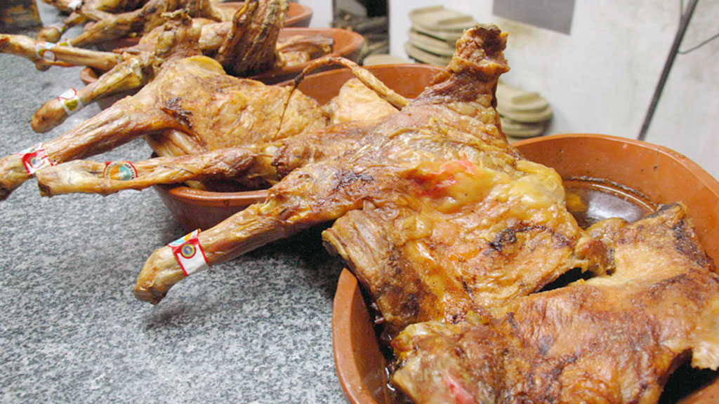 La demanda de cordero asado se dispara estos días. / el adelantado