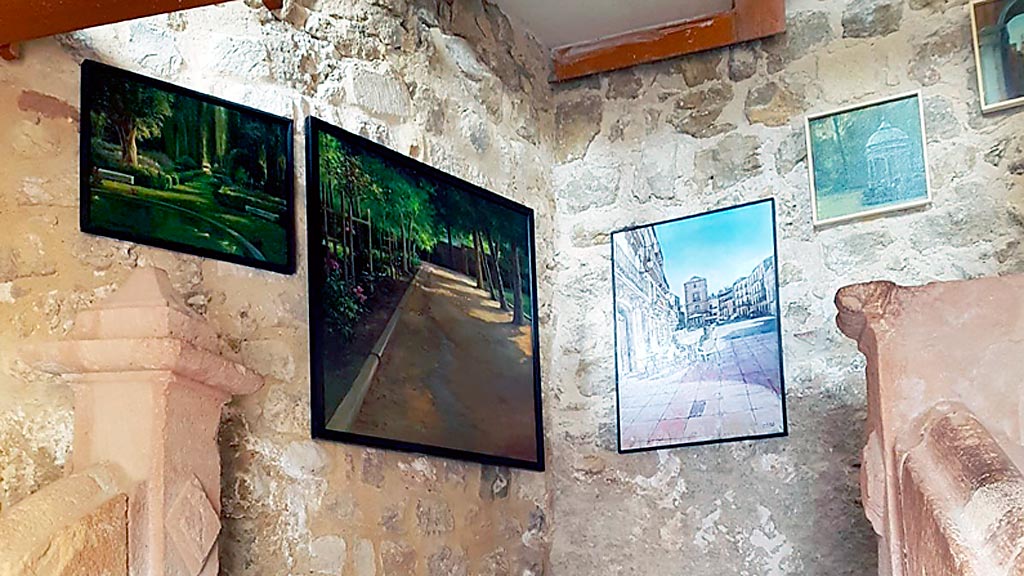 Varias obras expuestas en el edificio del Reloj. /E.A.