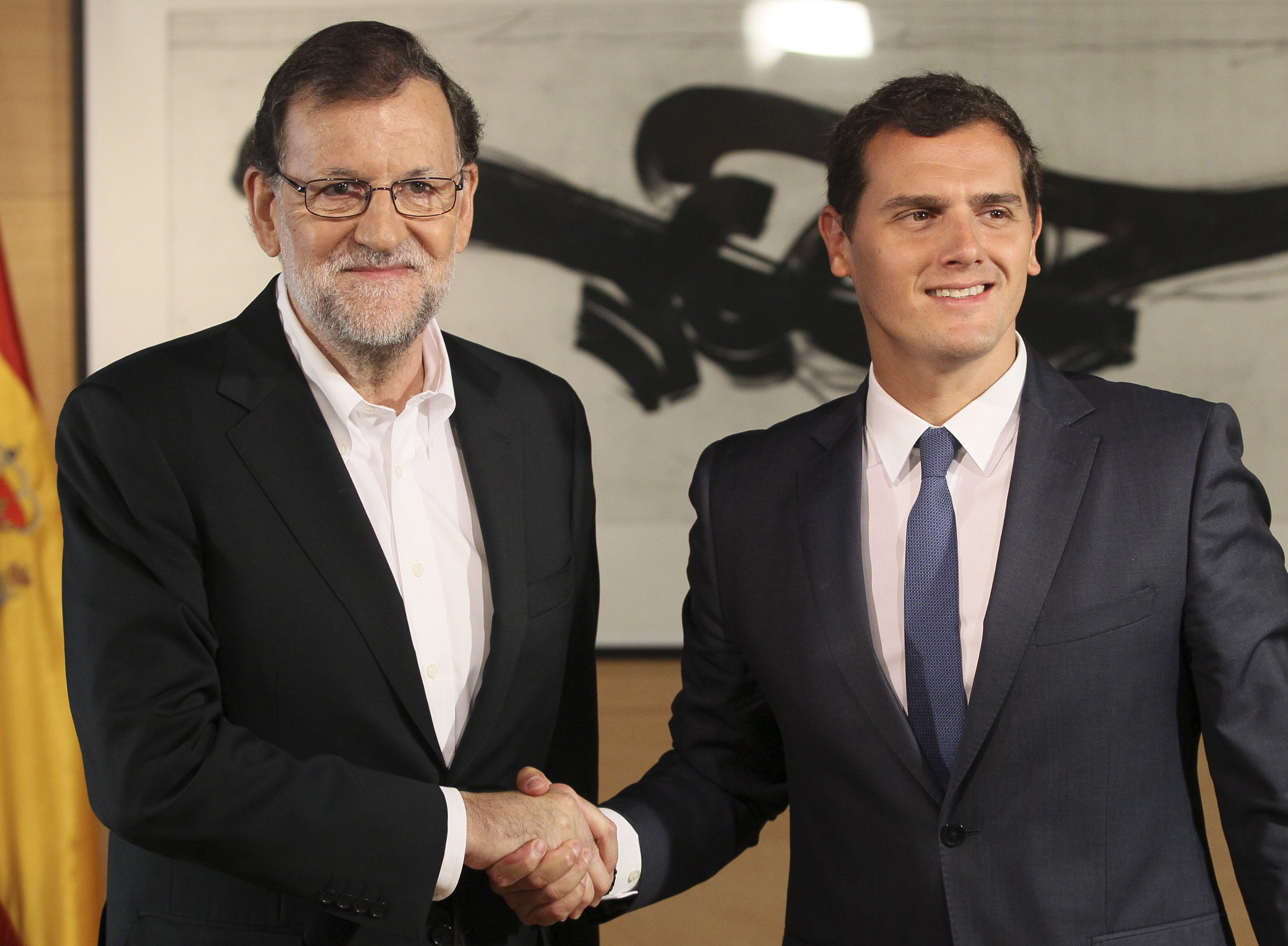 Mariano Rajoy y Albert Rivera se estrechan la mano durante una de sus últimas reuniones en La Moncloa.