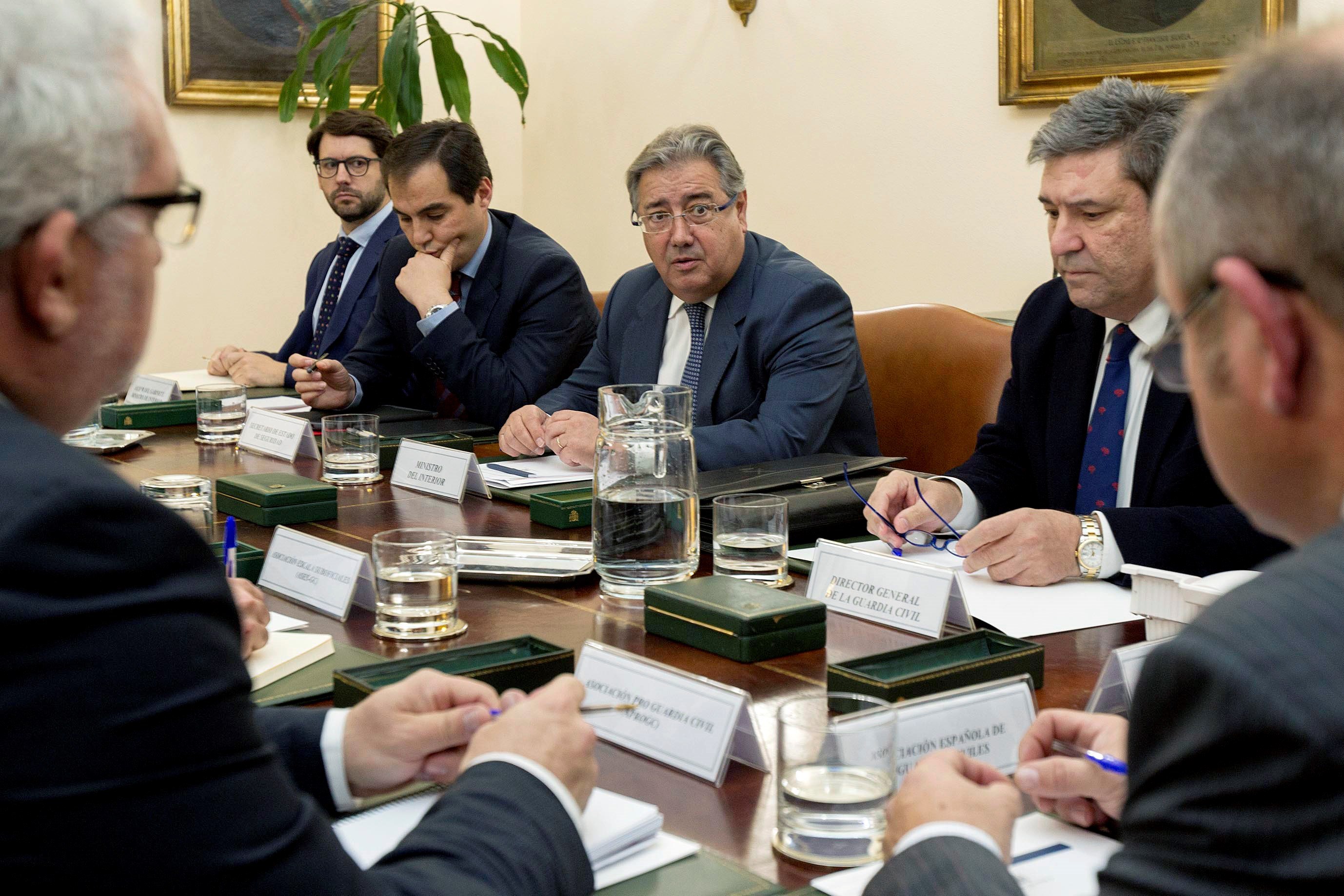 El ministro del Interior, Juan Ignacio Zoido (2i), en la reunión que ha mantenido con asociaciones de la Guardia Civil.