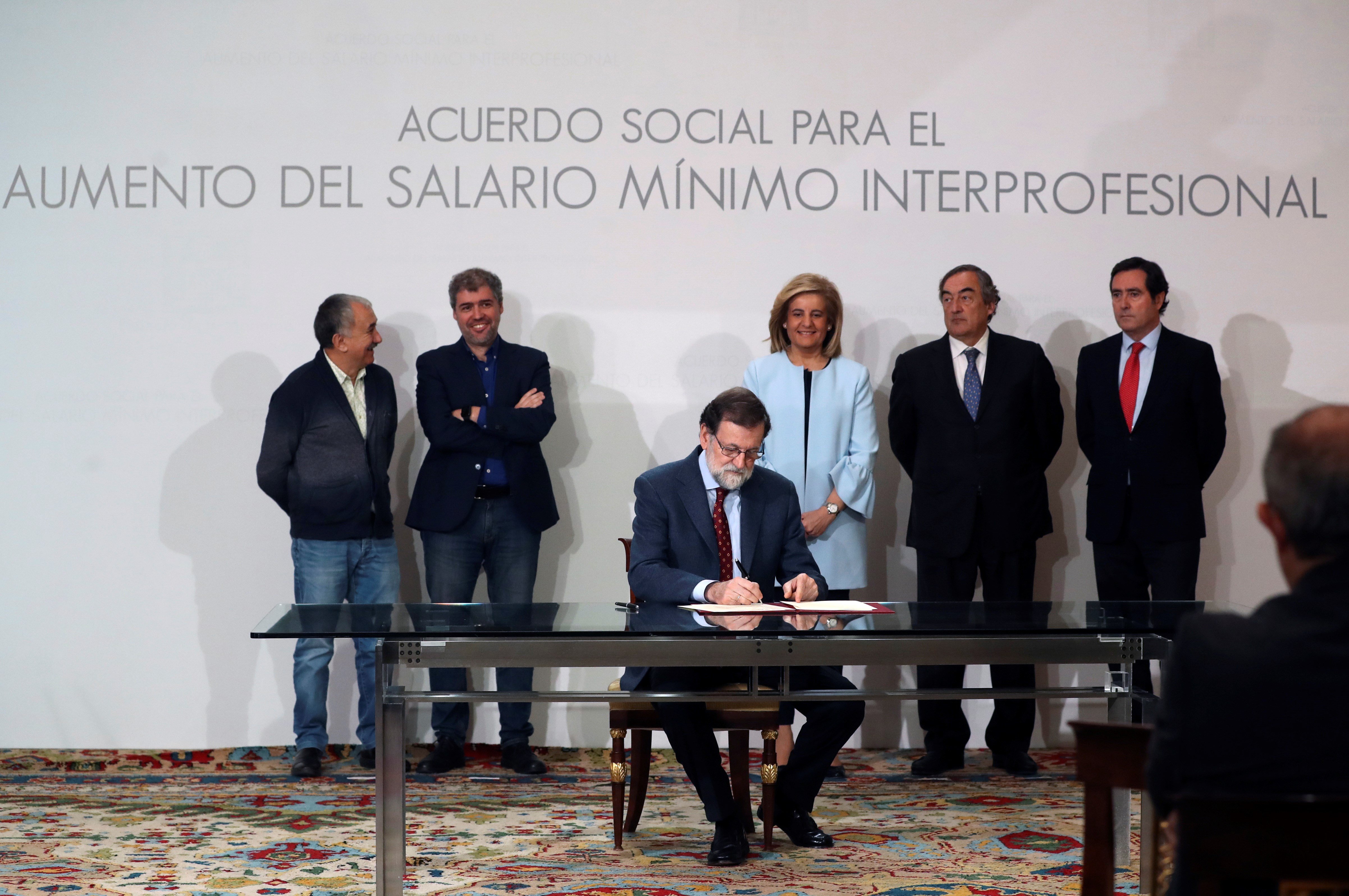 El presidente del Gobierno, Mariano Rajoy, durante la firma del acuerdo social. / Efe