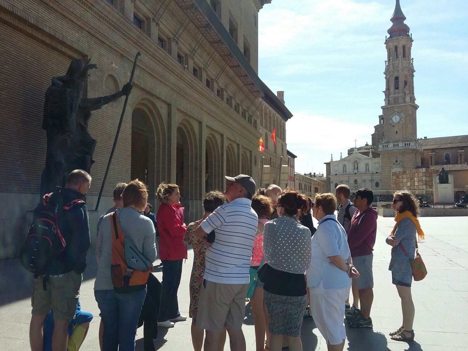 Un grupo de turistas visitan la plaza del Pilar, en la ciudad de Zaragoza. / europa press