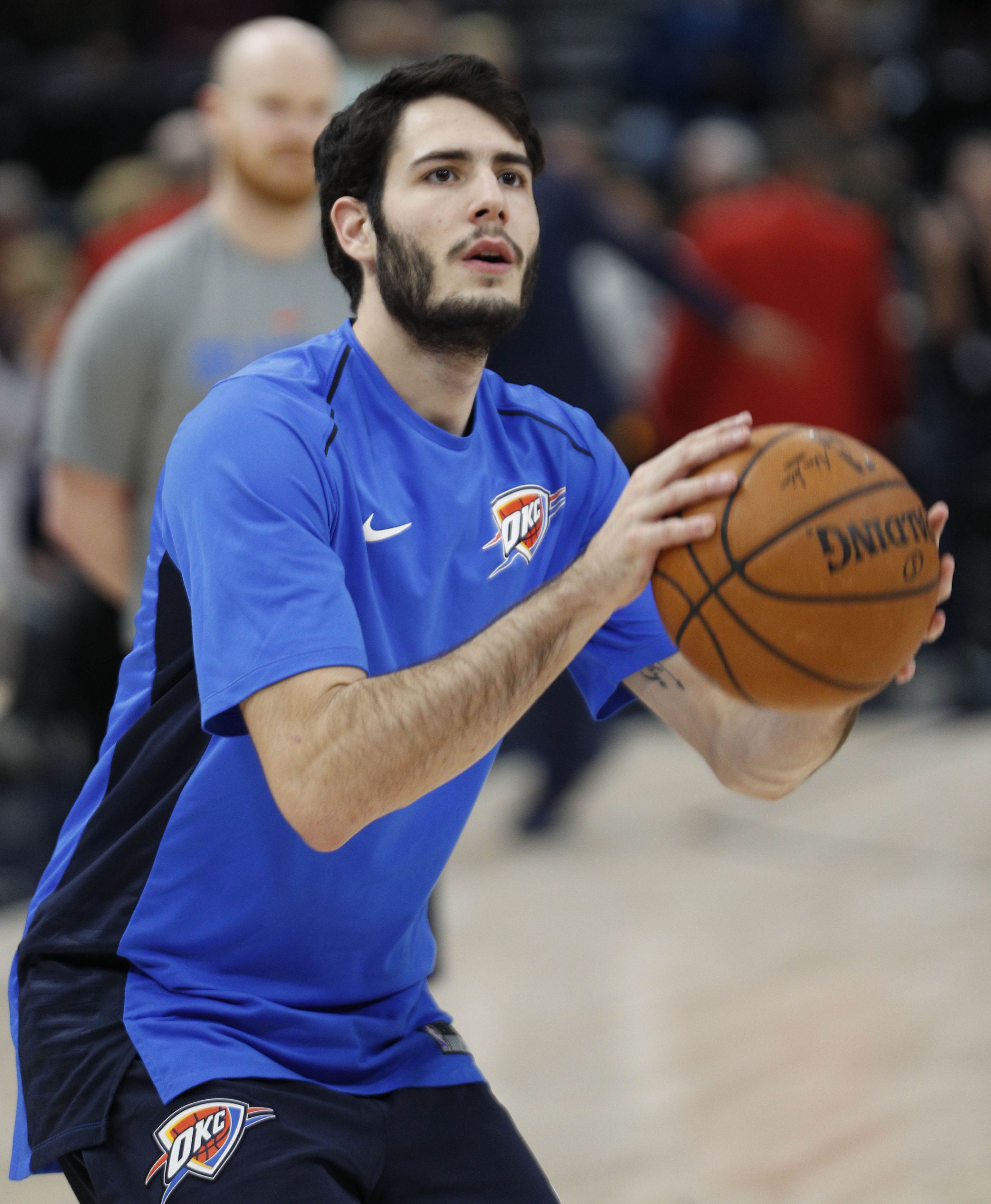 El jugador Alex Abrines de Oklahoma City Thunder calienta antes del partido de su equipo.