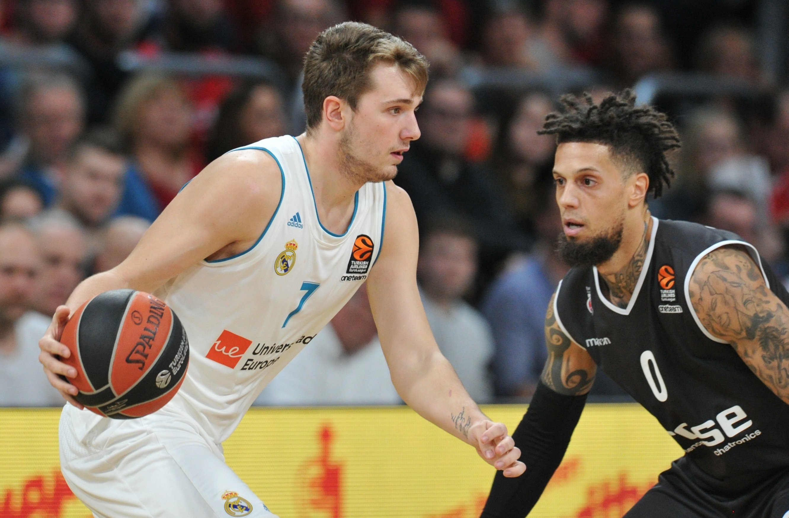 Luka Doncic ataca a Daniel Hackett durante el partido entre el Real Madrid y el Brose Bamberg.