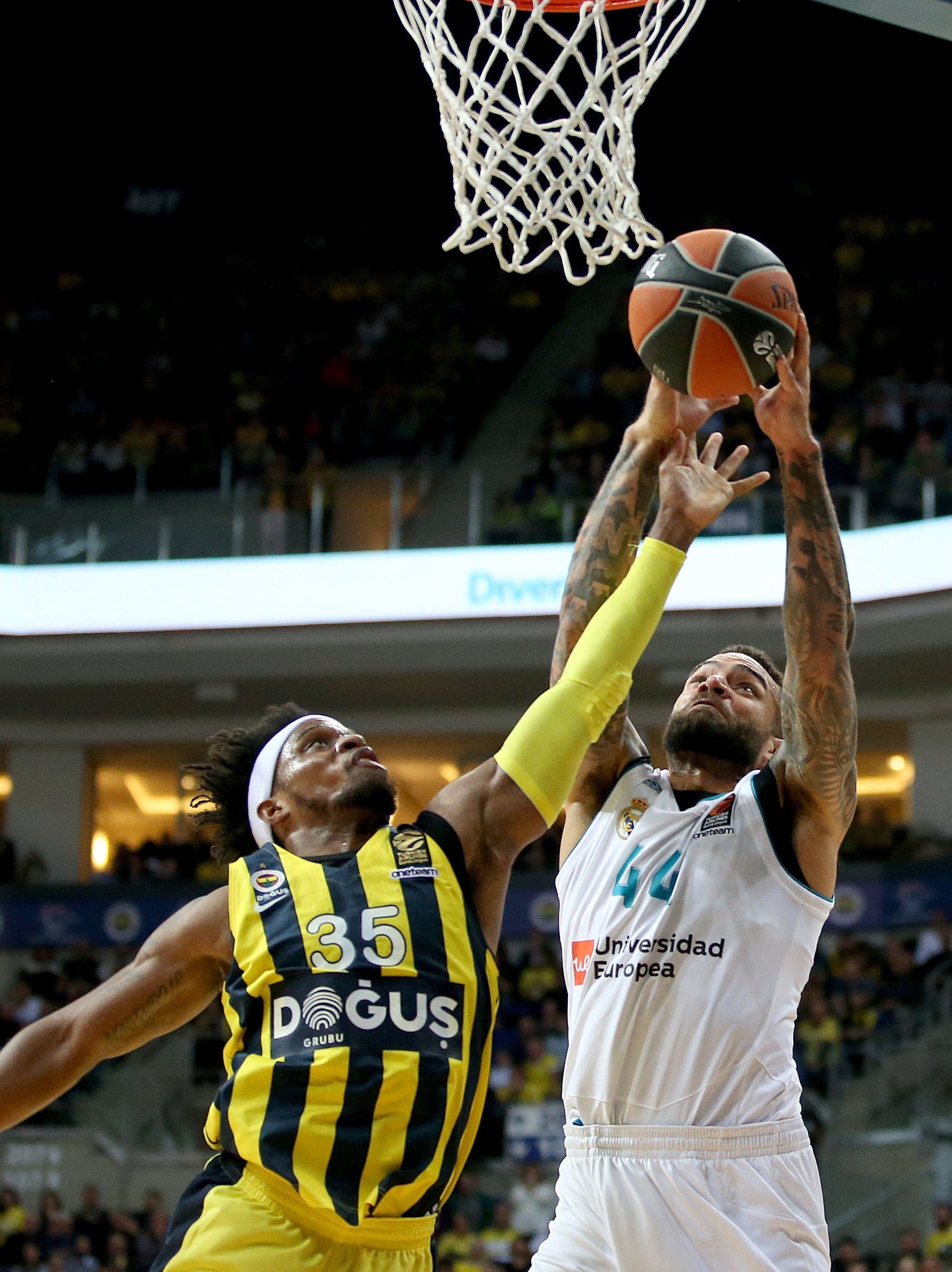 Jeffery Taylor intenta anotar ante la oposición de Ali Muhammed.