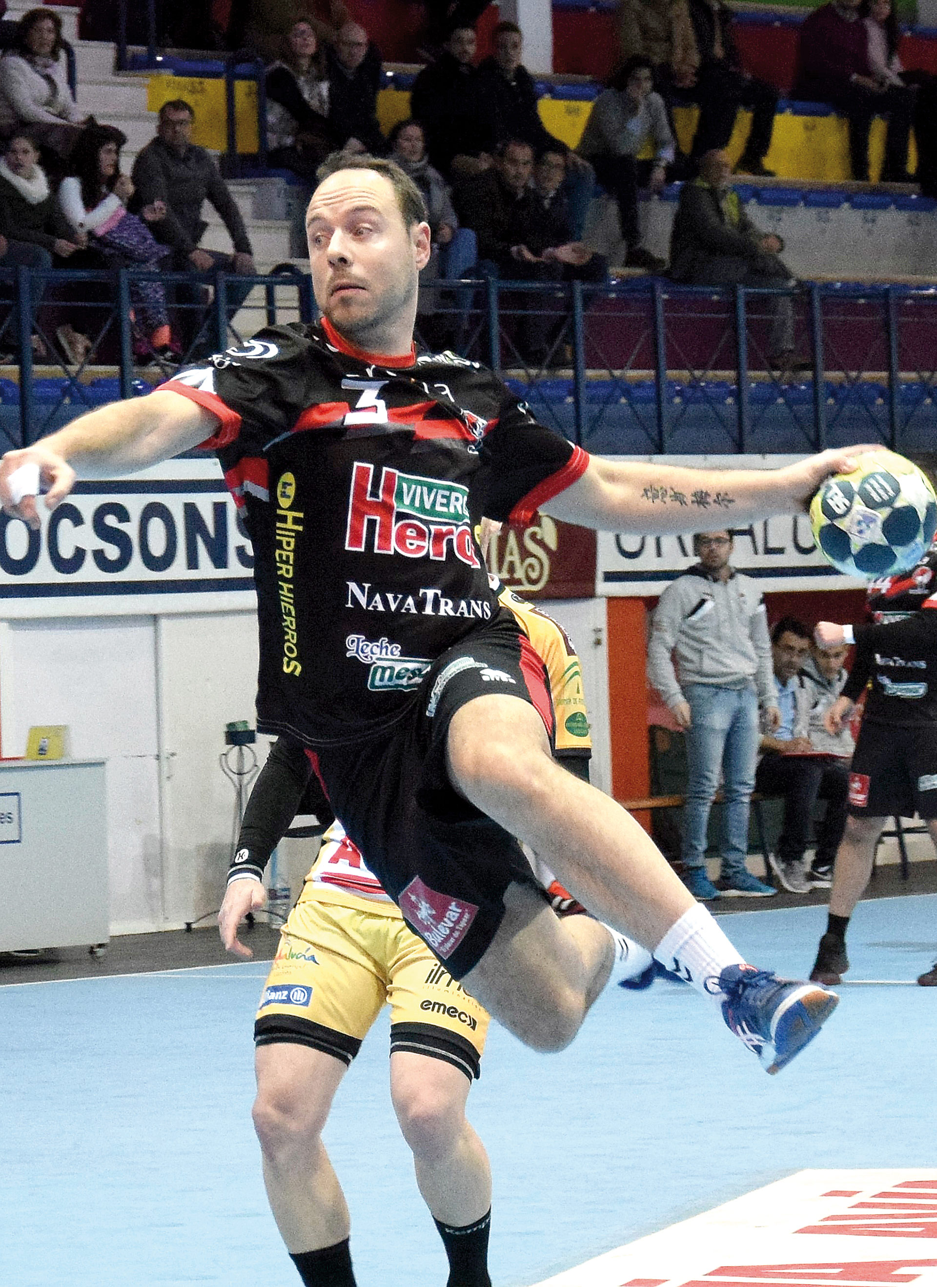 Isma Juárez se dispone una finalizar una acción de contragolpe durante el encuentro. / PUENTE GENIL