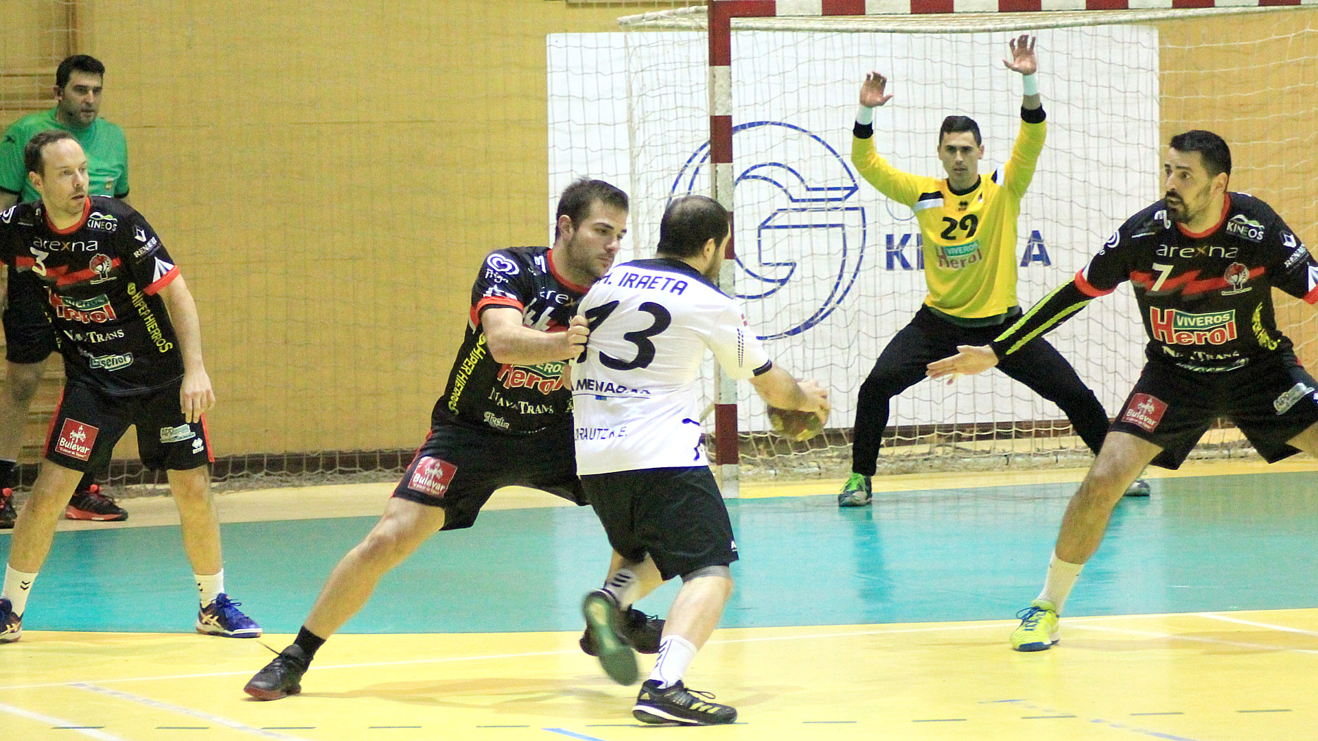 Alonso Moreno intenta frenar a Míkel Iraeta con Yeray Lamariano esperando el lanzamiento bajo palos. / ÓSCAR MARTÍN