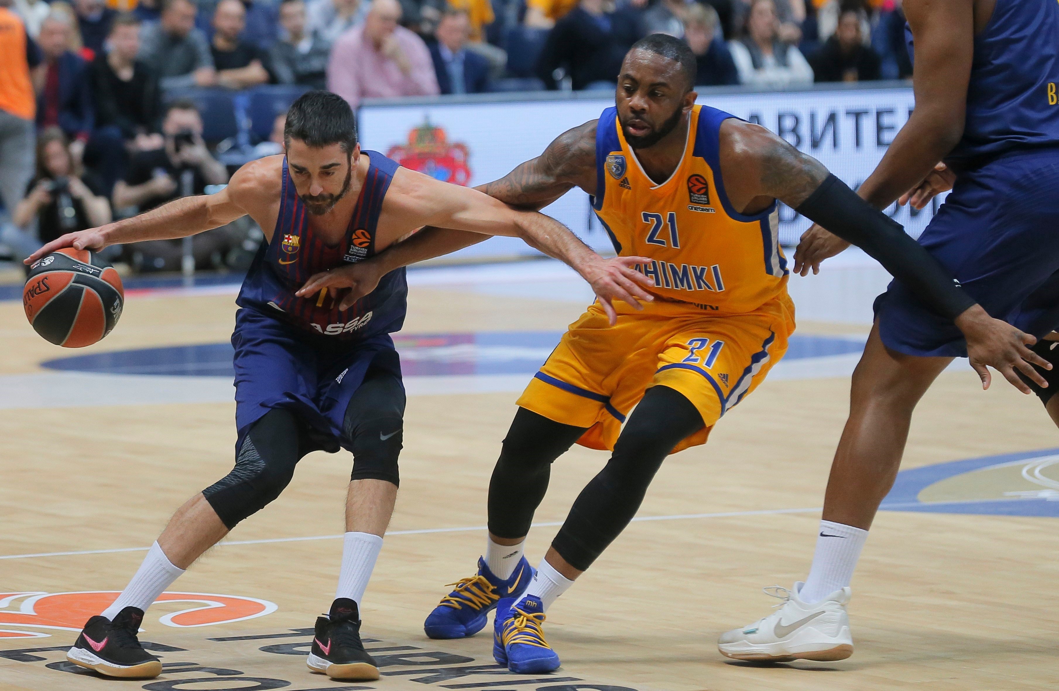 El escolta español del Barcelona Lassa Juan Carlos Navarro intenta zafarse de James Anderson. / Efe