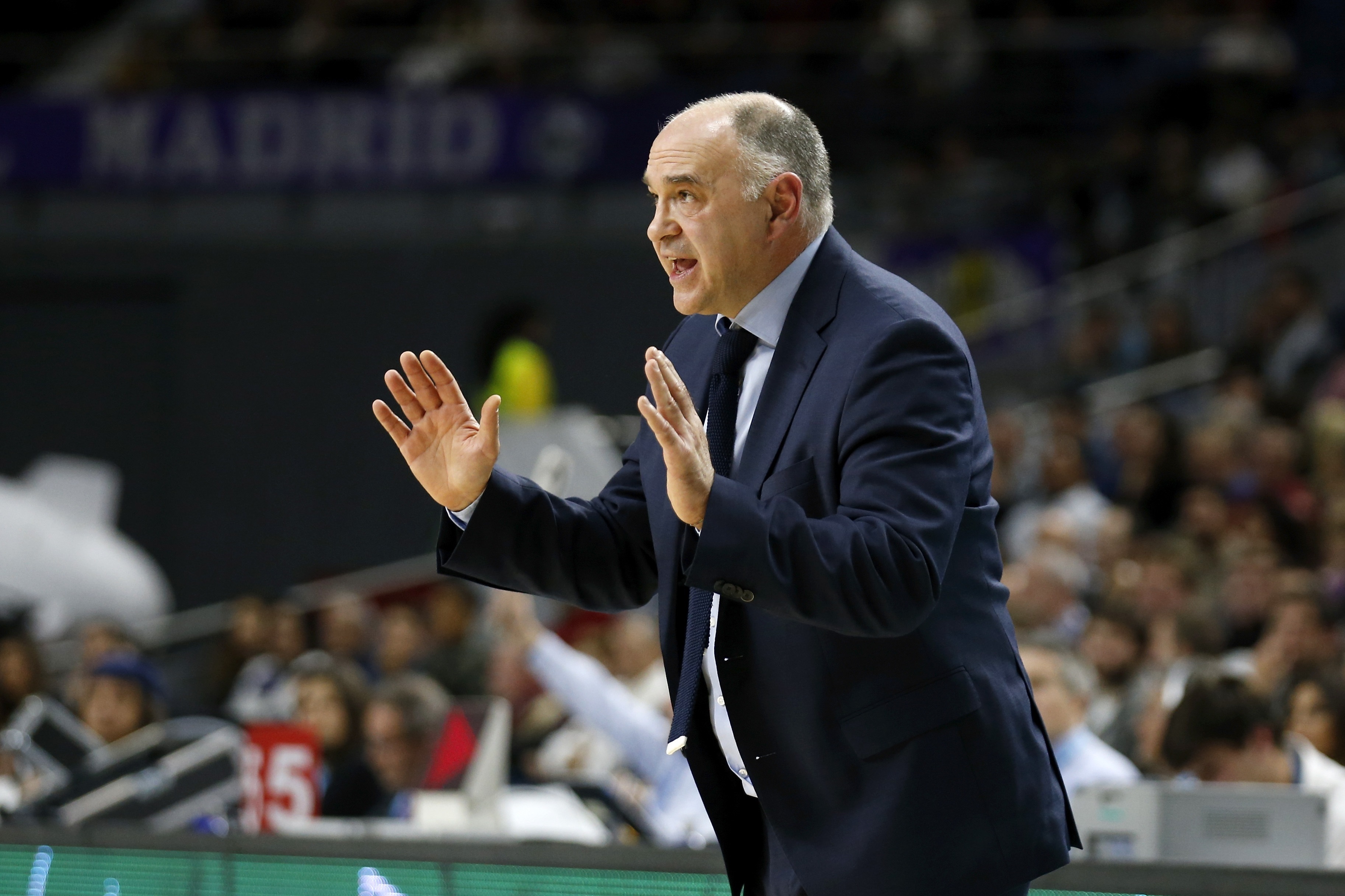 El entrenador del Real Madrid, Pablo Laso, dirige desde el banquillo el desarrollo del juego de su equipo.