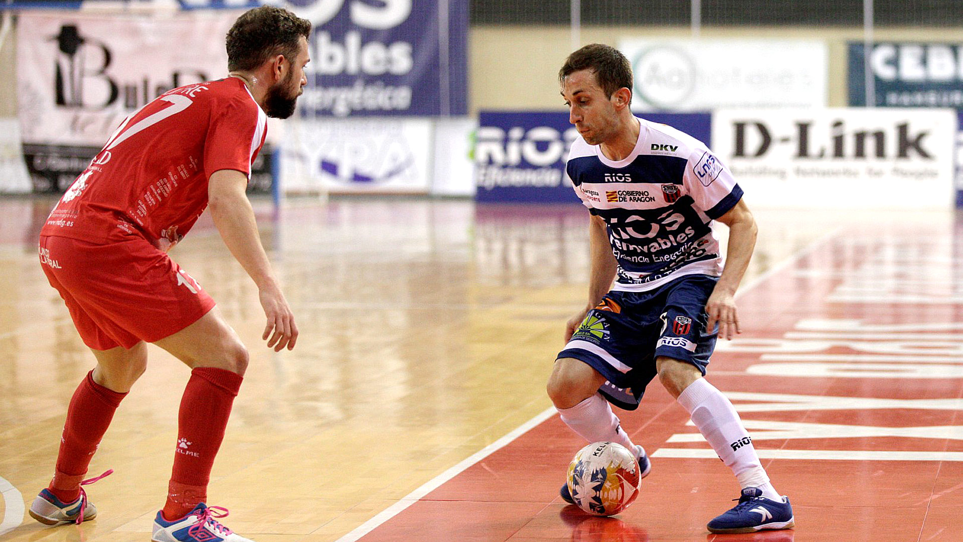 Buitre, autor del único gol del Naturpellet en Zaragoza, defiende a un contrario en un momento del encuentro. / EL ADELANTADO