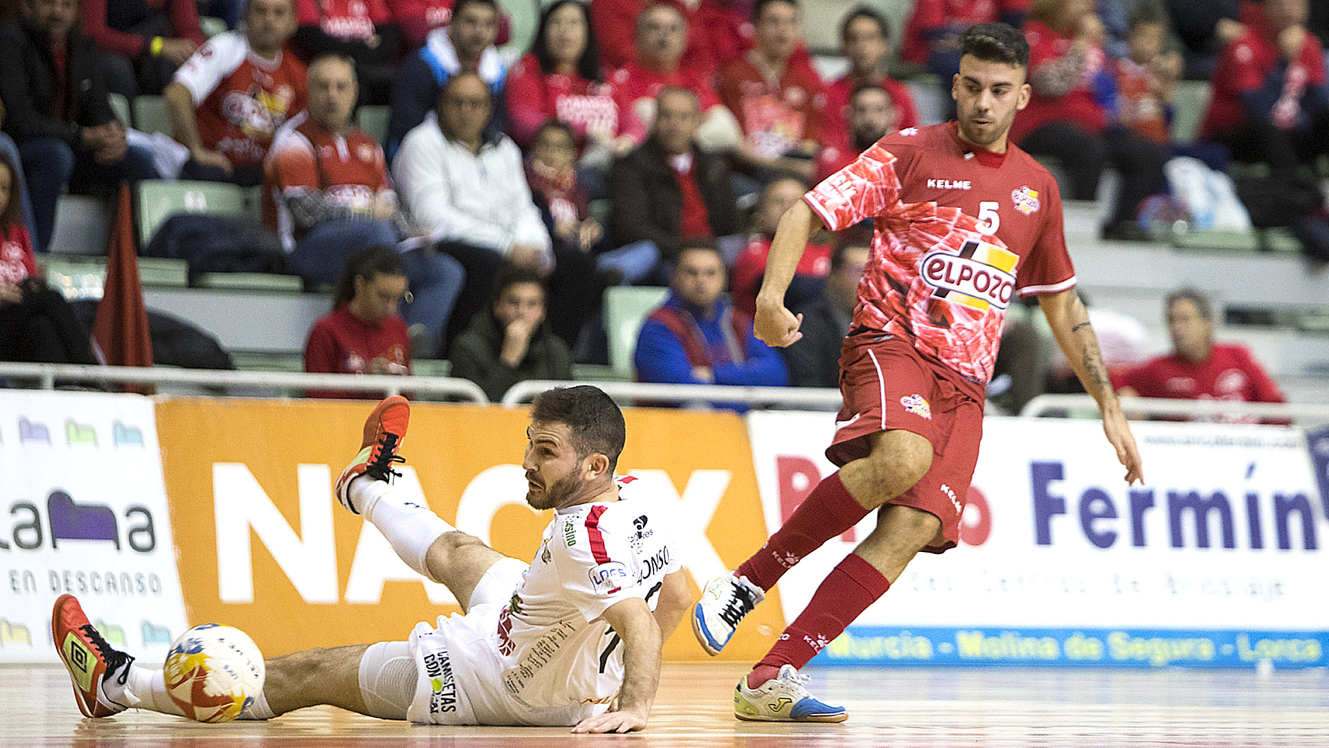 Javi Alonso se lanza al suelo para intentar evitar un remate durante el partido disputado en la noche de ayer en el Palacio de los Deportes de Murcia. / E.A.