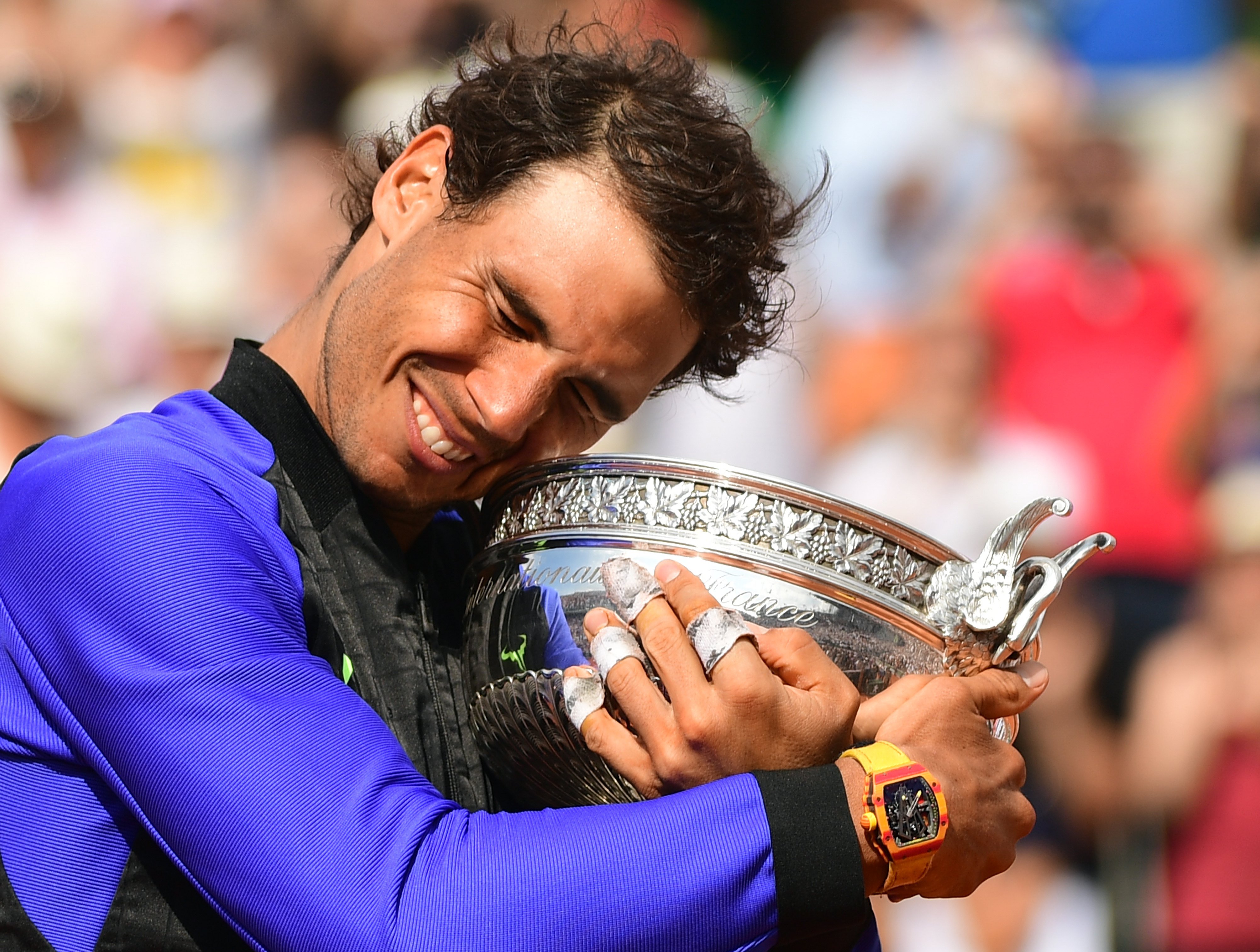 Rafa Nadal abraza la Copa de los Mosqueteros después de ganar por décima vez en su carrera Roland Garros.