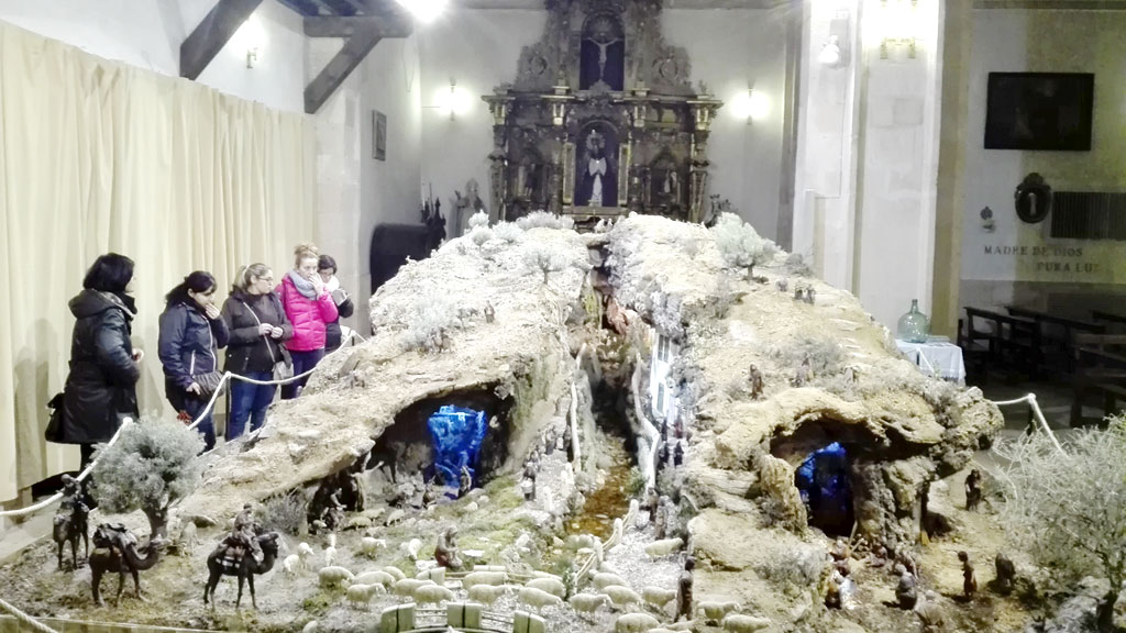 Decenas de personas visitan cada día el Belén de Cantalejo, instalado en la iglesia parroquial y que ha precisado a sus autores dos meses de trabajo. / f. d.