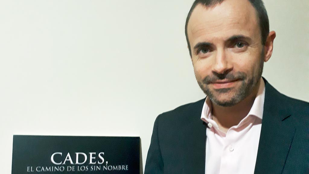 Egido, con ejemplares de su libro.