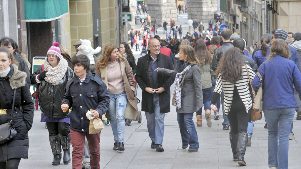 gente paseando por la calle real