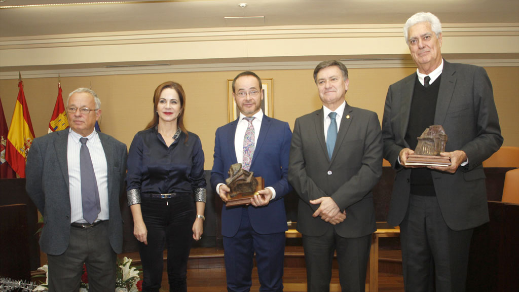 Praena y Saldaña, con las autoridades. / N. Llorente