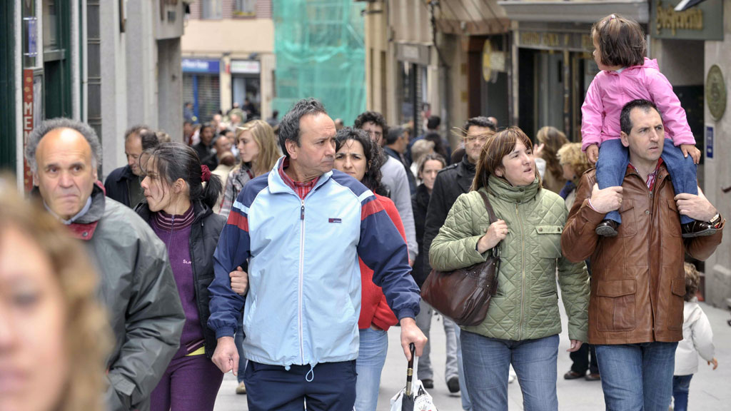 gente paseando por la calle real